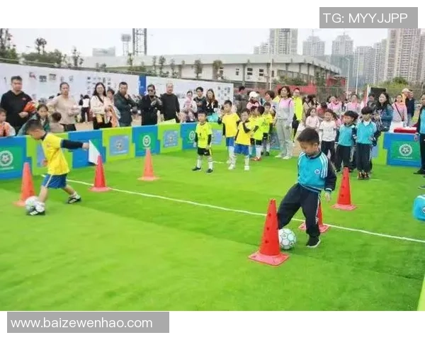 足球滑梯视频带你领略趣味运动的乐趣与挑战，尽享欢乐时光与精彩瞬间